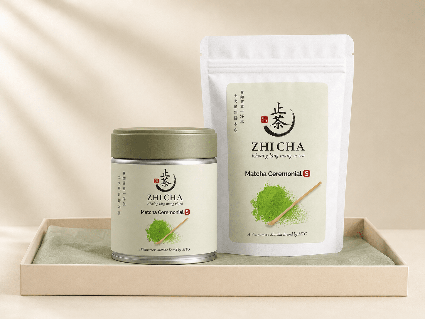 Hộp quà Zhi Cha: hộp inox 50g và túi zip 100g đặt trong khay quà giấy lụa