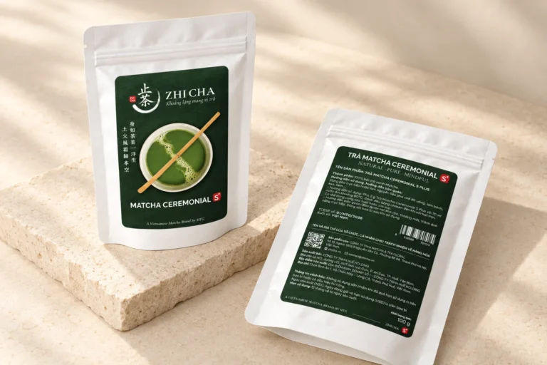 Hai túi Trà Matcha Ceremonial S Plus, mặt trước và mặt sau, trên bệ đá