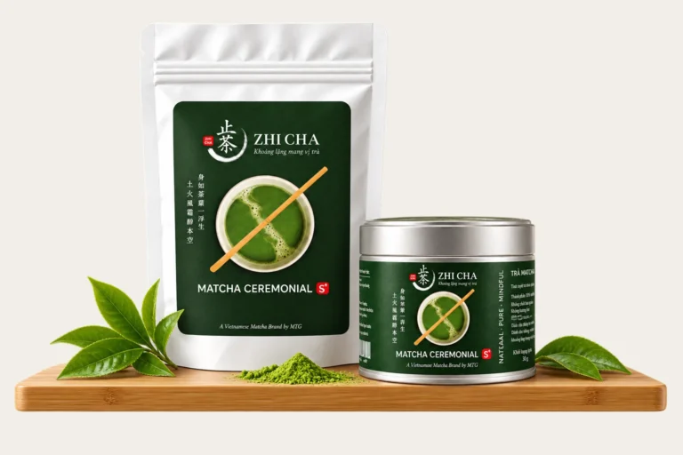 Túi và hộp inox Trà Matcha Ceremonial S Plus trên khay gỗ